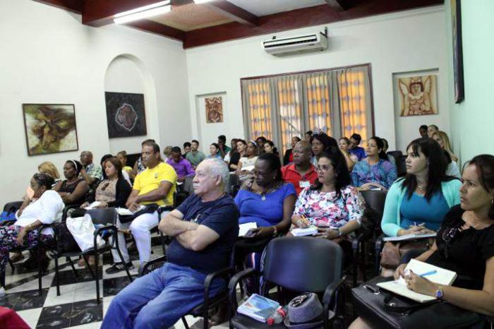 Personas en un reunión en Facultad de Ciencias Pedagógicas Enrique José Varona realiza el primer encuentro para explicar los principales fundamentos del nuevo Programa de Formación Doctoral