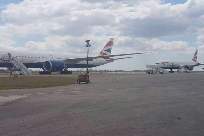 Aviones británicos en aeropuerto de La Habana