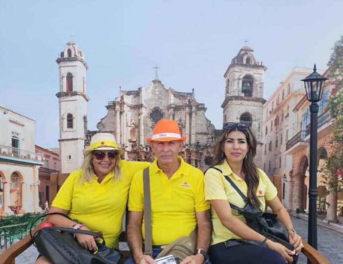 trabajadores de turismo en la catedral de la habana