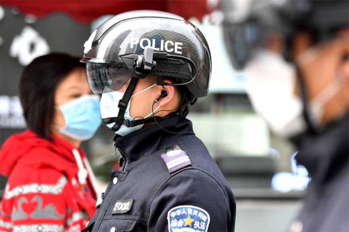 Guardias con casco-termómetro, otra innovación de China ante Covid-19