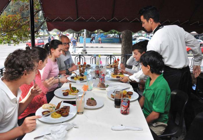 Adopta el comercio medidas para garantizar servicios y proteger la salud-