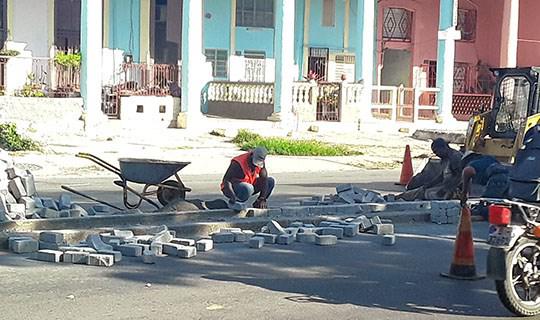 Trabajos en el separador vehicular de la calle Línea, en el Vedado capitalino
