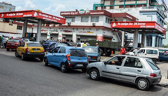 Cupet de 25 y G, en La Habana. Foto: Abel Padrón Padilla/Cubadebate
