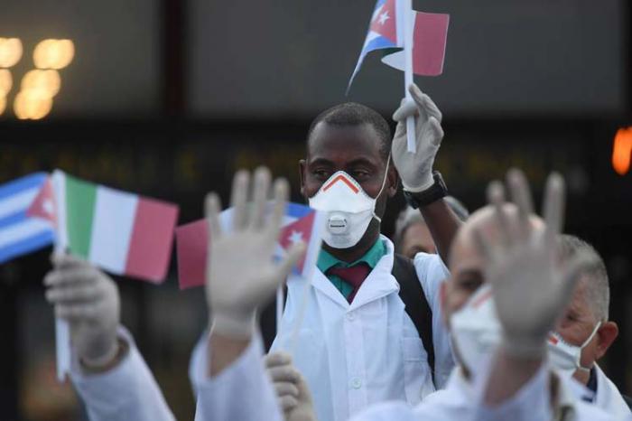 Médicos cubanos están en Italia para ayudar contra el Covid-19