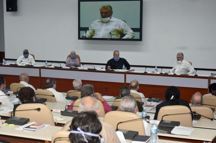 El Presidente de la República, Miguel Díaz-Canel Bermúdez, y el Primer Ministro, Manuel Marrero Cruz, encabezaron la reunión del Consejo de Ministros, donde se analizó el impacto de la COVID-19 en la economía cubana, entre otros temas de importancia para el desarrollo del país.