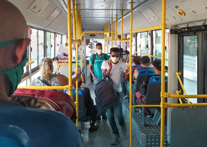 personas en la guagua con nasobucos