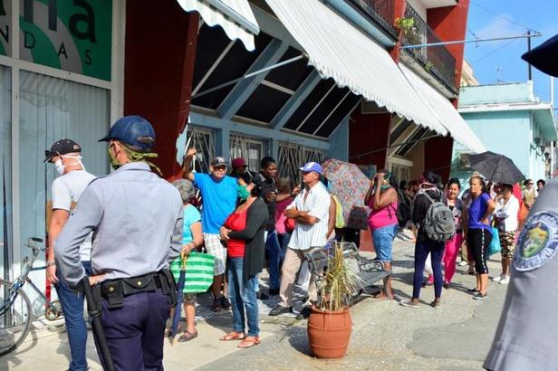 Patrulla de la PNR en acción en la calle en tiempos de coronavirus