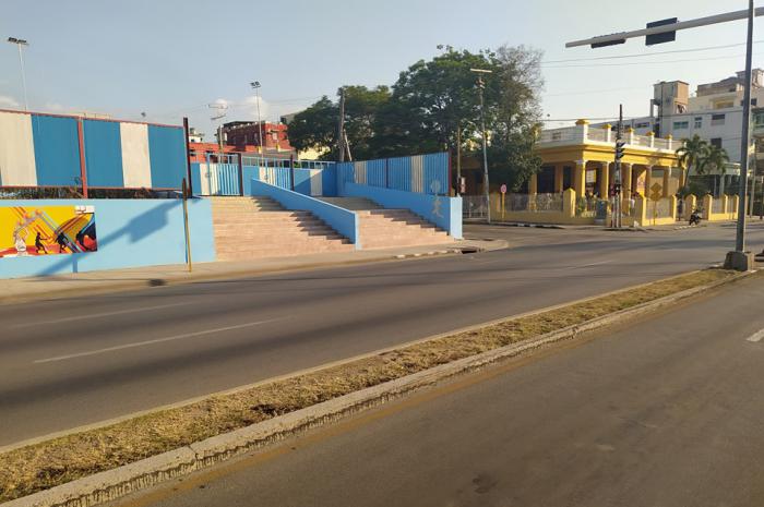 complejo deportivo linea y 12 en la calle vacia del carmelo en aislamiento