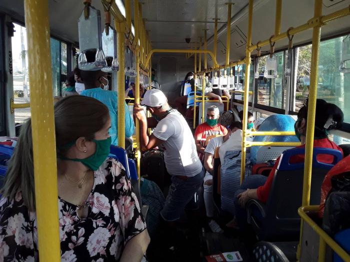 Pasajeros son transportados hasta sus casas luego de estar 14 días en el centro de aislamiento del Cotorro