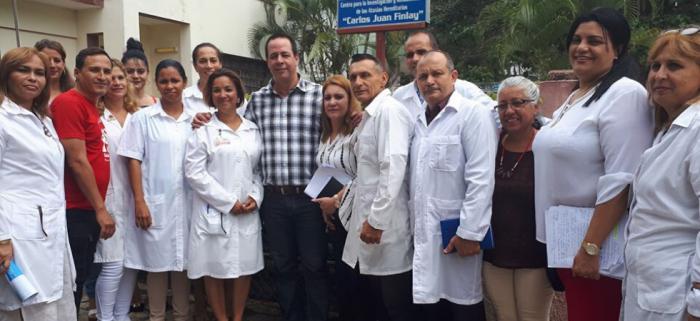medicos cubanos junto a ministro de salud