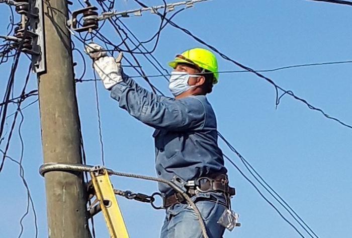Trabajador de la Empresa eléctrica. 