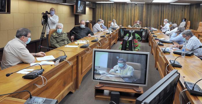 Raúl en reunión de análisis sobre la situación nacional