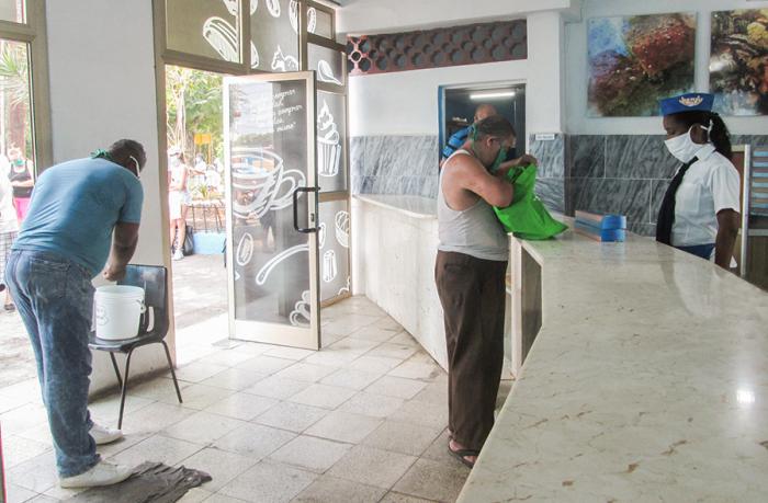personas comprando en panaderia con nasobuco