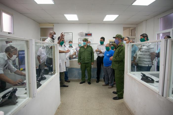 Luis Antonio Torres Iribar, Reinaldo Garcia Zapata, el ministro de transporte y otros directivos en el departamento de atencion a la poblacion del SIUM Habana