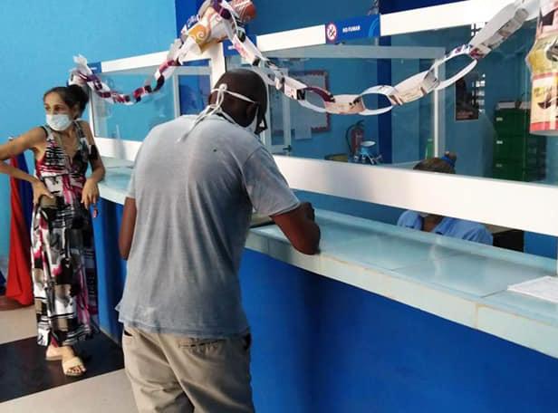 hombre pagando en correos de cuba