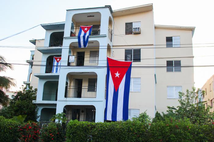edificio con banderas por el primero de mayo