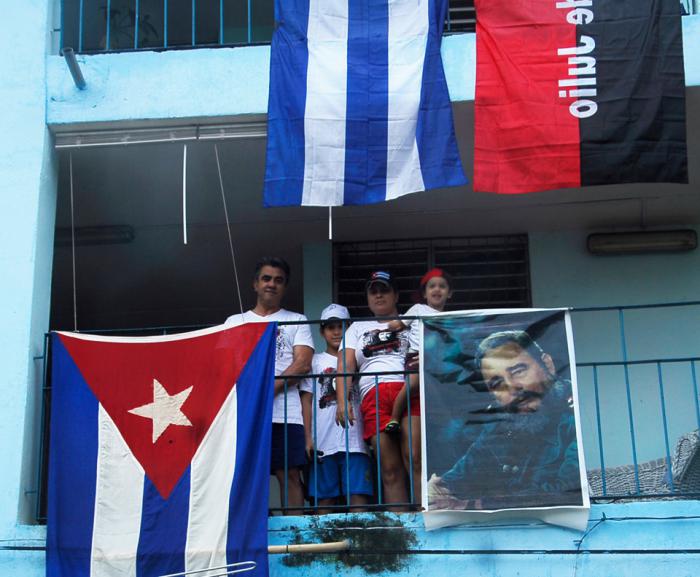 banderas en balcones por el primero de mayo en la habana