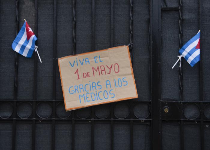 Carteles conmemorativos por el Primero de Mayo en casas