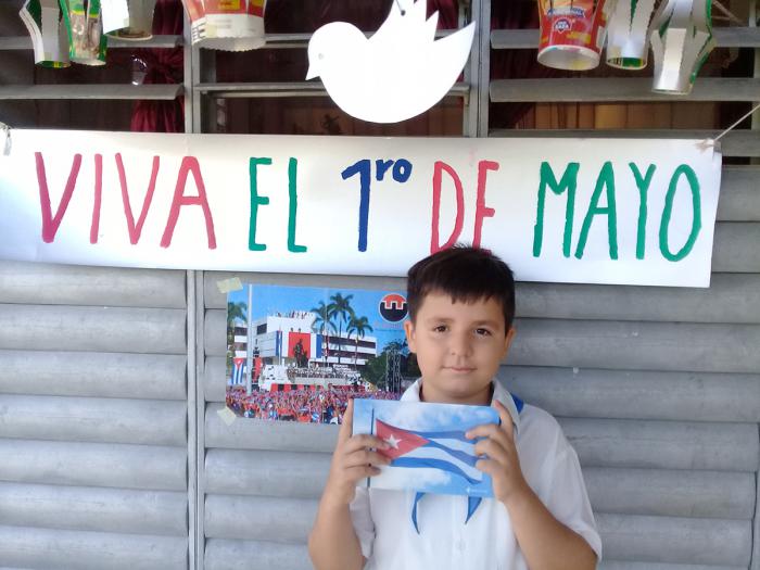 personas con carteles de primero de mayo