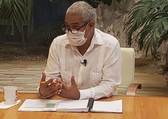 El Dir. Gral. del Centro de Inmunología Molecular, Ing. Eduardo Ojito Magaz explica los tres productos que produce el CIM.