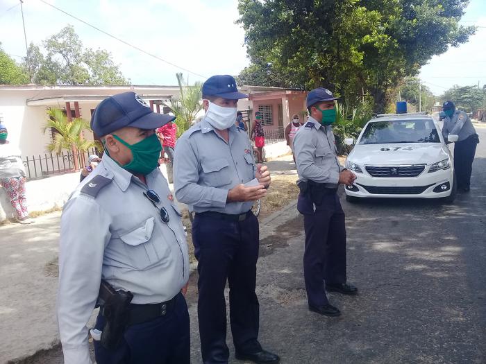 policia con nasobuco
