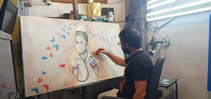 Maisel pinta una de sus obras