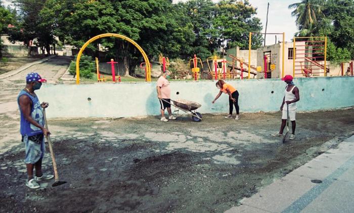 personas en la construccion de parques y gimnasios biosaludables