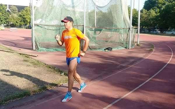 Wilfredo Díaz García consagrado al atletismo modalidad retrorunning (correr hacia atrás)