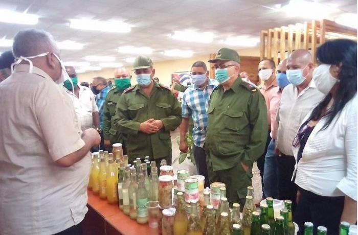 Exposición de las producciones que desarrollan las 29 mini industrias en La Habana