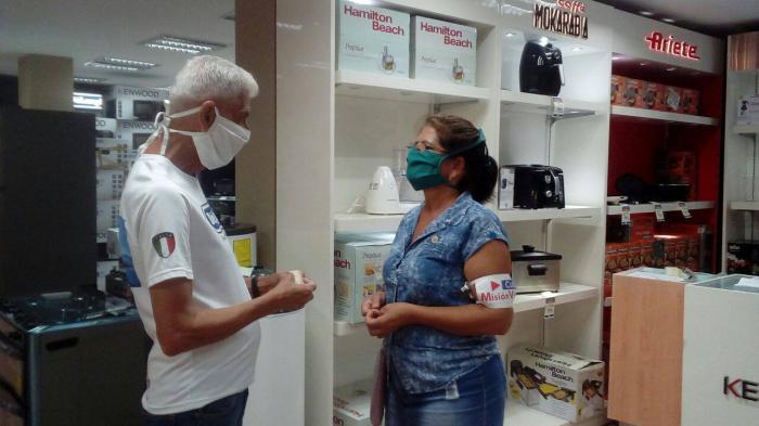 La delegada Rosa María Loaces Gutiérrez  y el jefe de piso Ariel Hernández. de la tienda de 7ma y 84 analizan a diario los criterios de la población sobre el servicio.