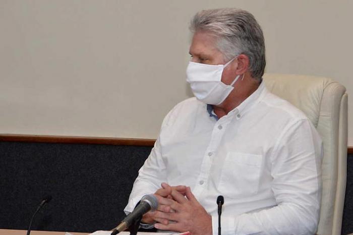 Miguel Díaz-Canel usando nasobuco