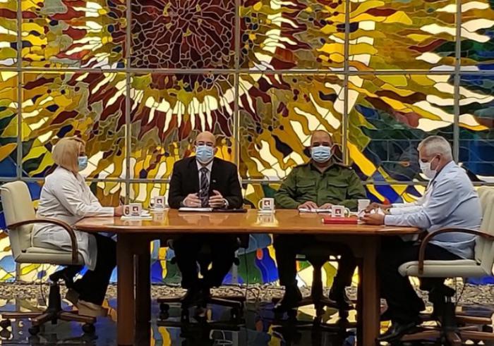 El Gobernador de La Habana, Reinaldo García Zapata, junto al doctor Carlos Alberto Martínez Blanco, director provincial de Salud; Yadira Olivera Nodarse, subdirectora provincial de Salud y directora del Centro Provincial de Higiene y Orestes Llanes, fiscalizador del gobierno de la ciudad  en la Mesa Redonda