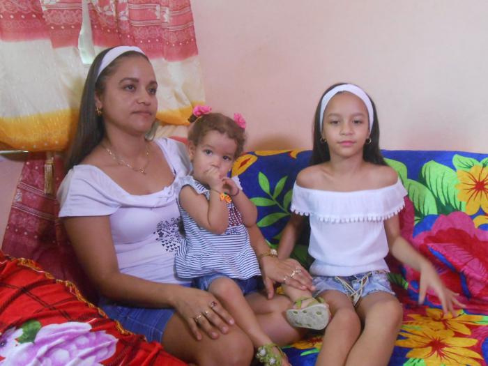 Sairis Fuentes Fuentes, esposa de Yuniel Ramos Otaño, acompañada por sus hijas Mélody Ramos Fuentes y Melisa Ramos Fuentes