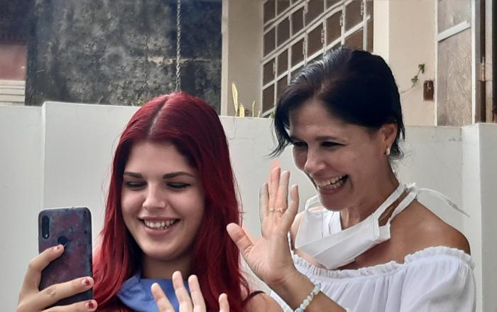 mujeres en videollamada sonriendo