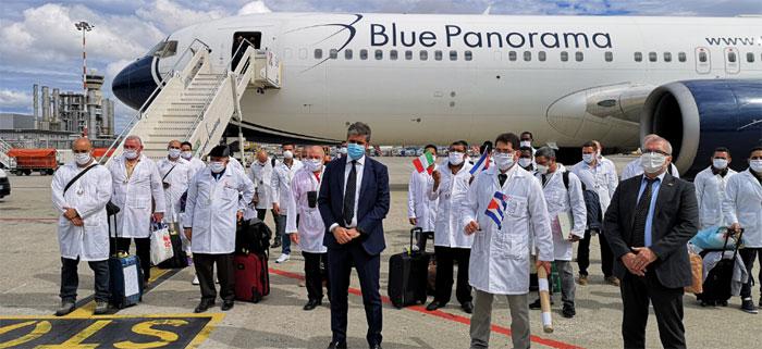 Médicos cubanos parten de Italia