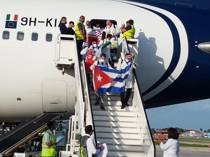 Momento de la llegada a Cuba de integrantes de la brigada Henry Reeves que prestó sus servicios médicos en Italia