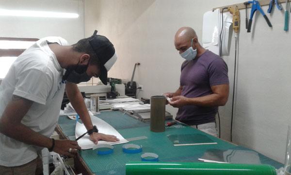 Fabrican caretas para la salud pública cubana