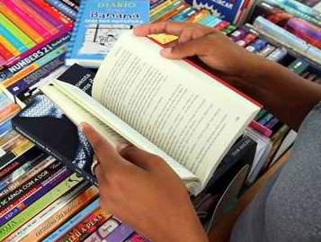 persona con libro en la mano.
