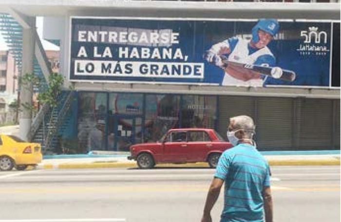 hombre cruzando la calle con nasobuco