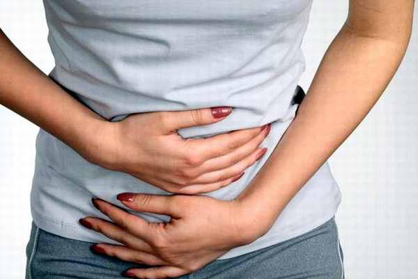 mujer con dolor abdominal