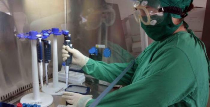 Técnica trabajando con el medicamento Jusbinza creado por CIGB