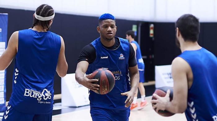 Tres deportistas jugando baloncesto