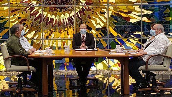 ministros en la mesa redonda 