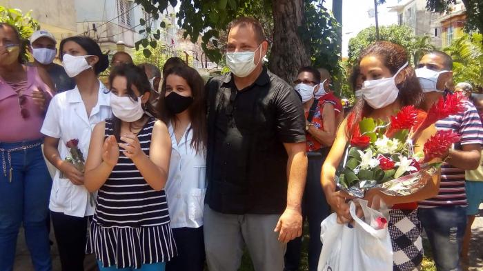 Al centro el Dr. Juan Jesús Luis Alemán, uno de los miembros de la brigada Henry Reeve, familiares y amigos que lo reciben en su barrio