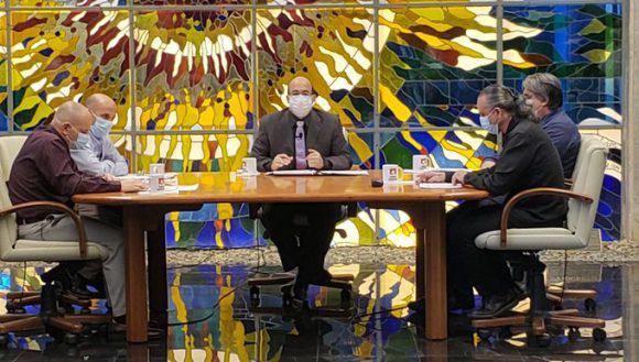 Mesa Redonda donde se informó sobre las ofertas de la radio, la televisión y el cine para este verano