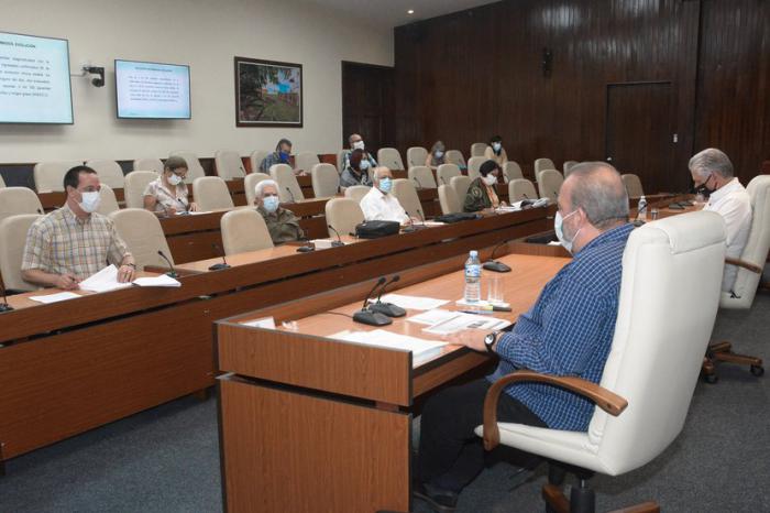 Grupo temporal de trabajo reunidos, aparece el Presidente de la República, Primer Ministro, Ministro de Salud Pública