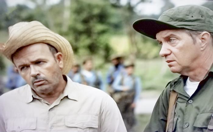 Dos personajes de la serie Lucha contra bandidos de la televisión cubana