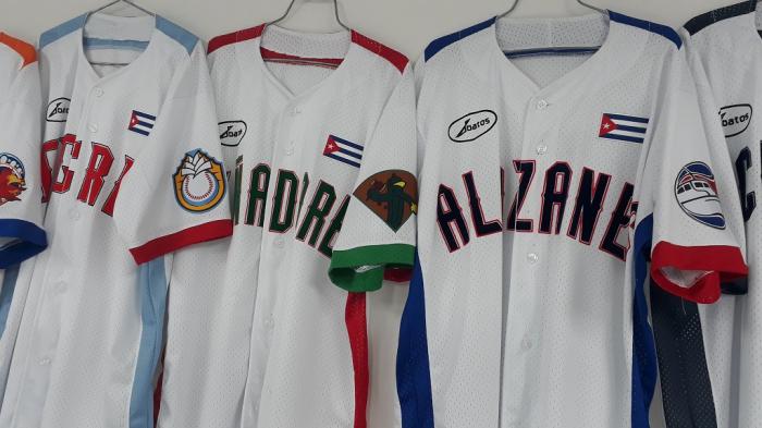 Uniformes deportivos confeccionados por la empresa batos