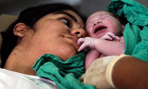 Maternidad madre e hijo acabado de nacer en un hospital
