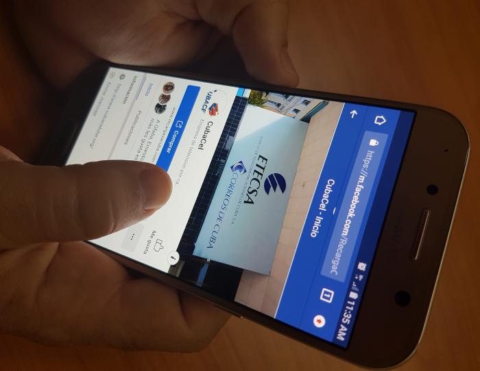 persona utilizando los servicios de etecsa en su celular